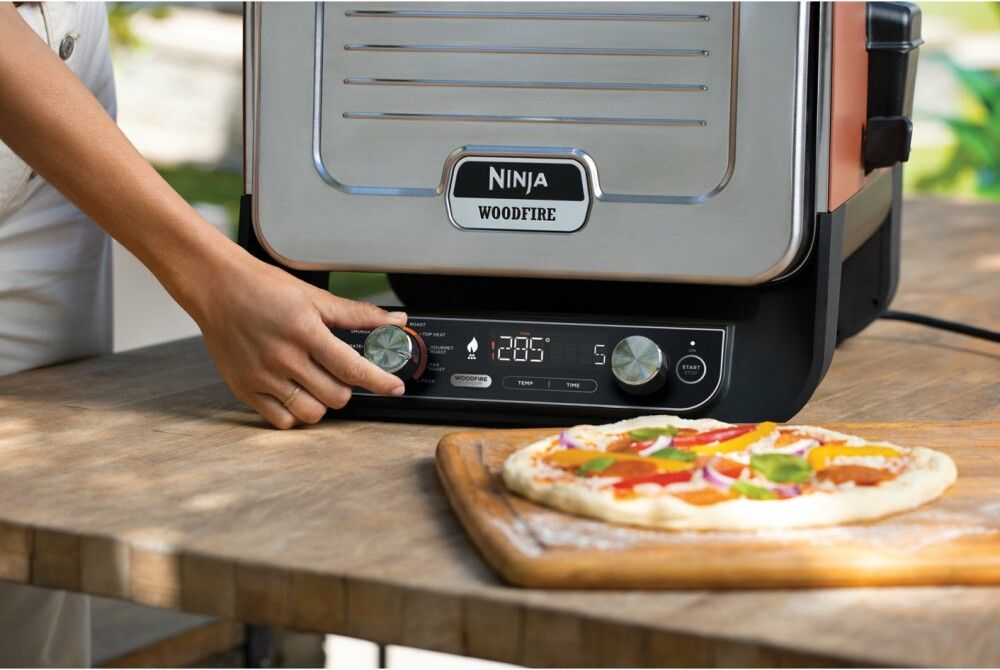 Ninja Woodfire pizzaovn konveksjonsovn og røykeovn i en maskin OO101EU 
